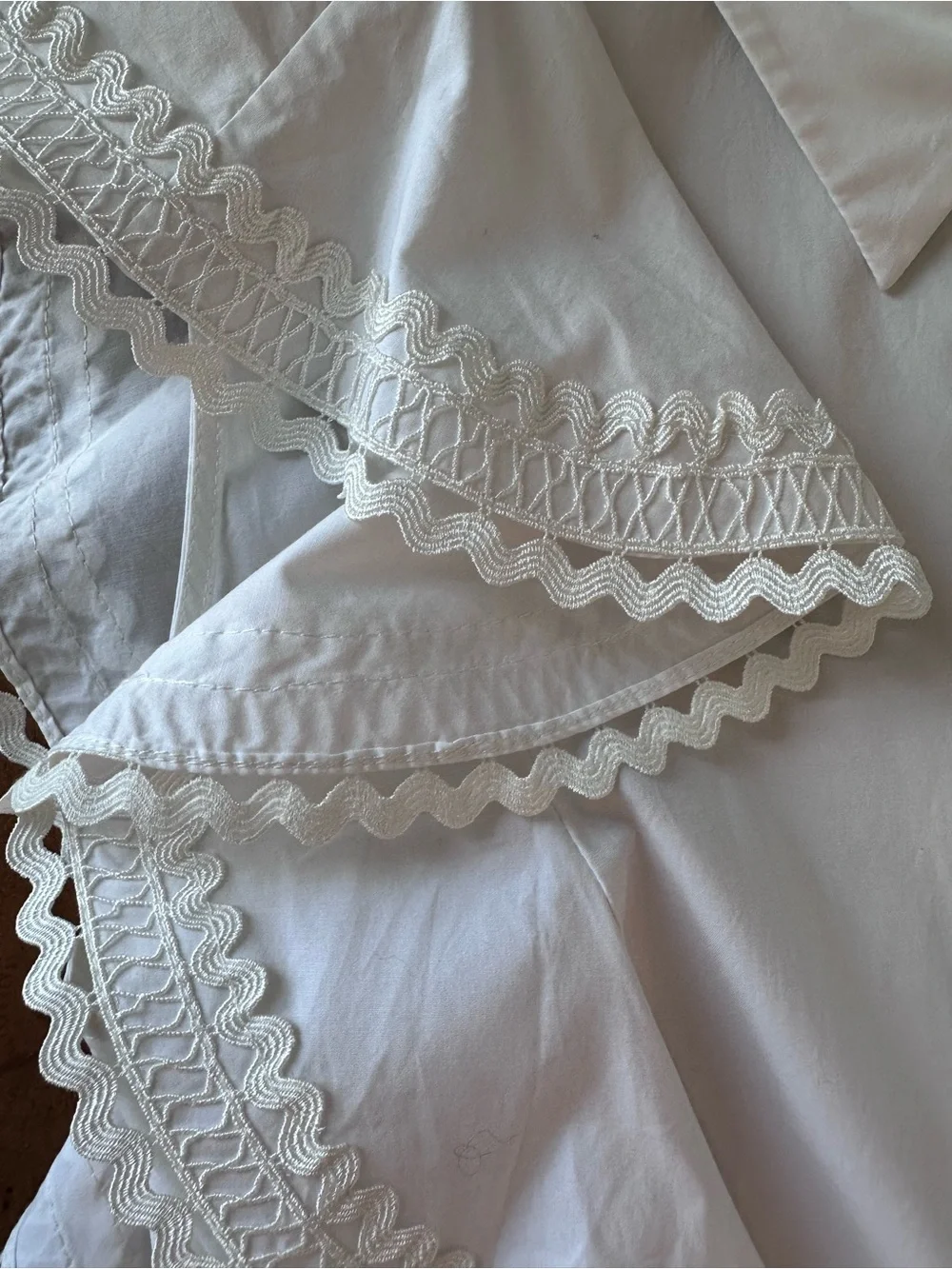 PEARL BY LELA ROSE Sleeveless Ruffle Lace-Trim Button-Front Blouse in White
